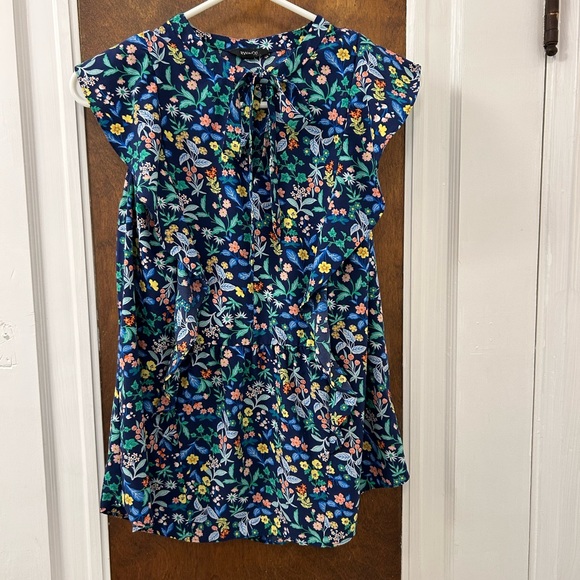 Silky top with tie. - Picture 1 of 2